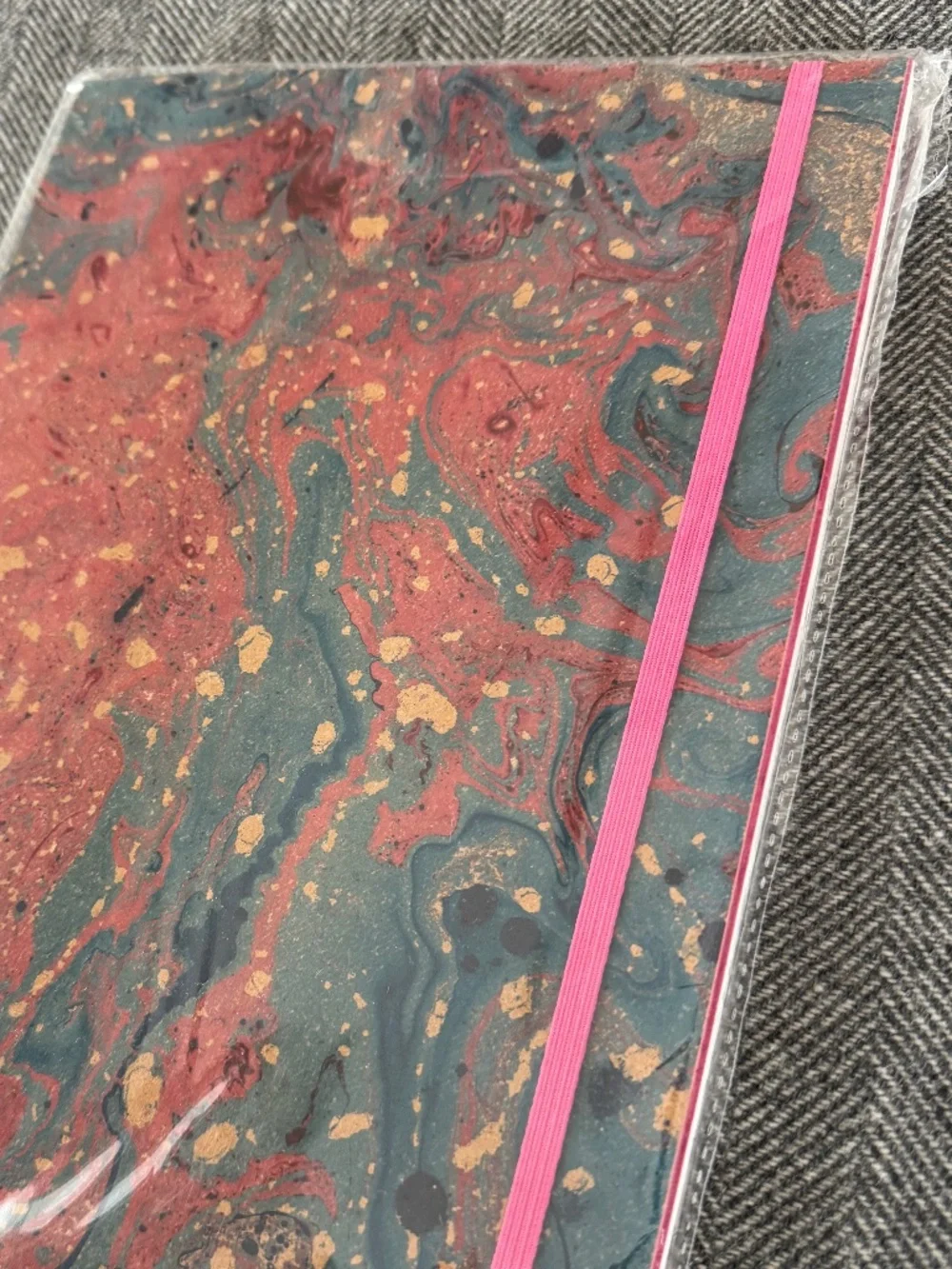NWT, ROOST, MARBLEIZED COVERED NOTEBOOK WITH PINK ELASTIC CLOSURE, LINED INSIDE